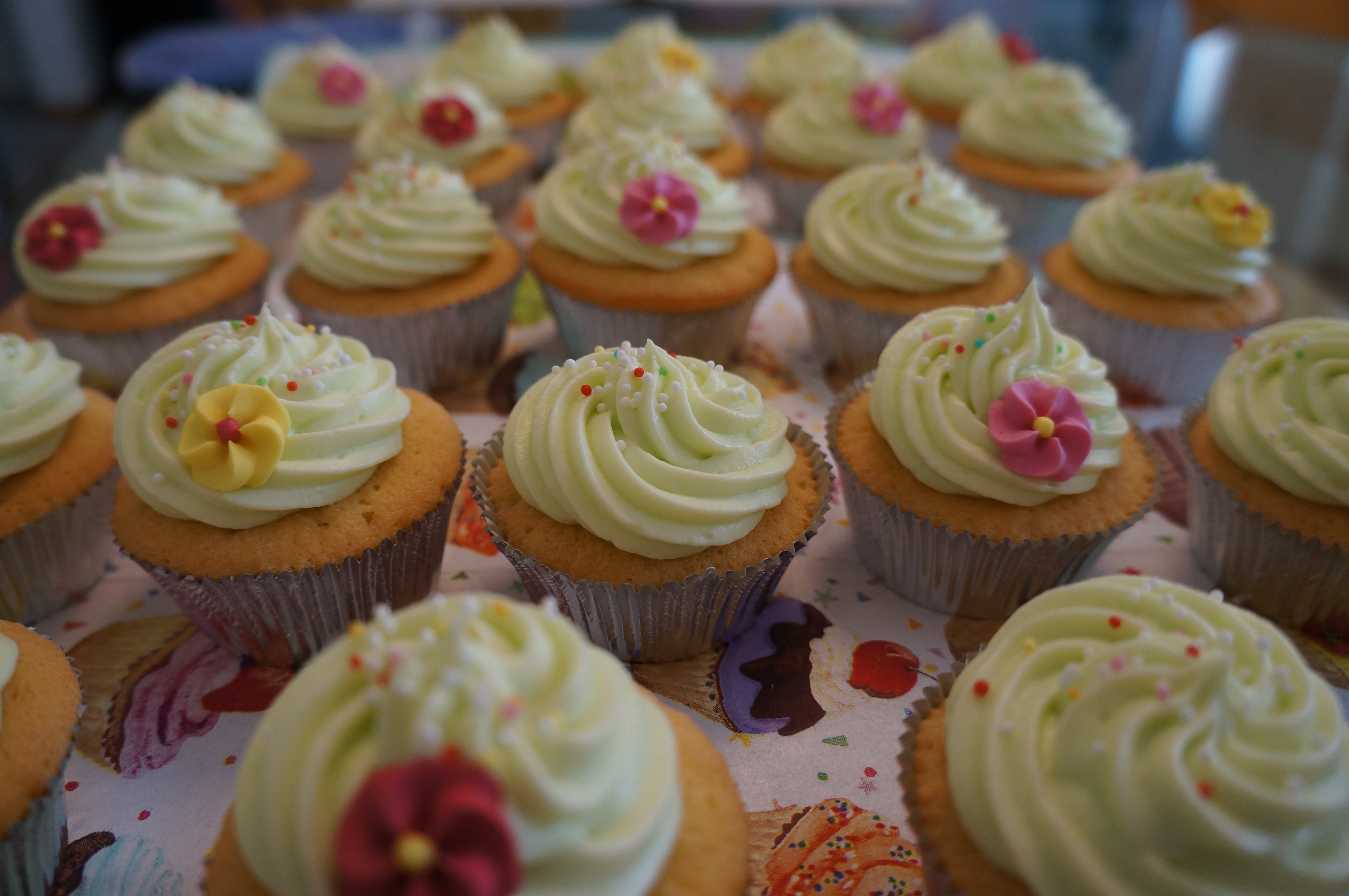 Cupcakes mit einfacher Dekoration